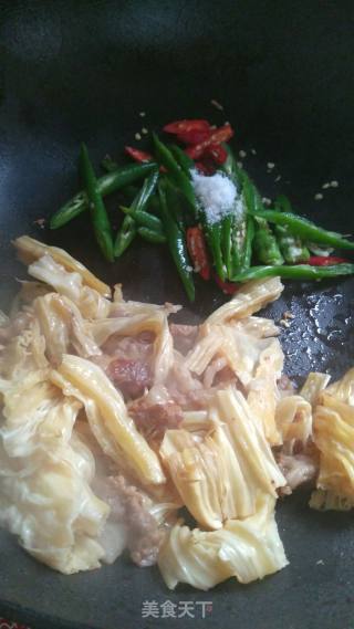 梅花肉炒腐竹的做法步骤：5