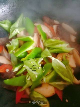 尖椒香菇炒干肠的做法步骤：5