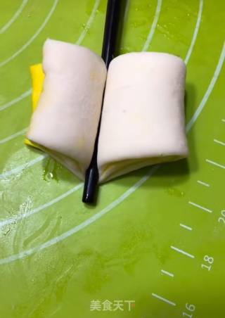 花样花卷的做法步骤：9