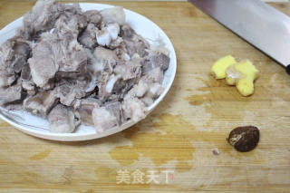 排骨汤米线的做法步骤：2