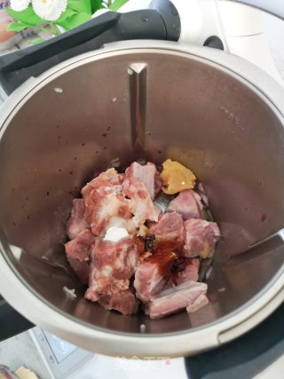 邢小秋~年夜饭无水蜜汁排骨的做法步骤：2