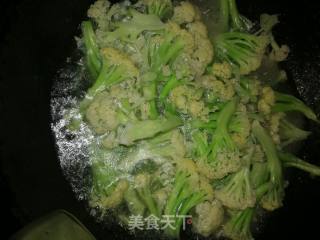 #团圆饭#排骨烧菜花的做法步骤：2