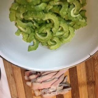 肉片炒苦瓜的做法步骤：2
