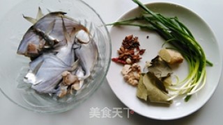 蜜汁卤鲳鱼的做法步骤：1