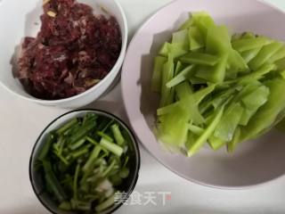 家常菜——莴笋炒牛肉的做法步骤：1