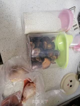 荷叶糯米鸡饭的做法步骤：1