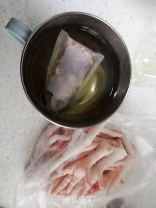 卤鸡爪的做法步骤：2