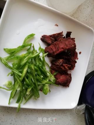 青椒炒牛肉的做法步骤：1