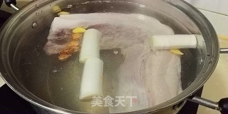 香酥回锅肉的做法步骤：1