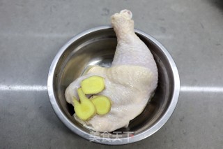 白切鸡腿的做法步骤：1