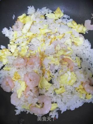 虾仁蛋炒饭的做法步骤：5