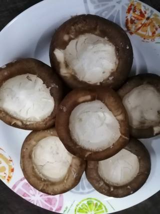 香菇酿鹌鹑蛋的做法步骤：2
