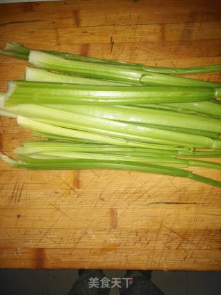 治愈系美食：西芹虾仁的做法步骤：1