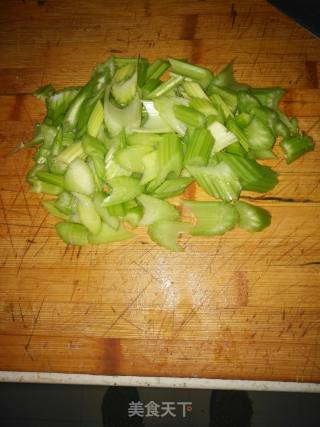 治愈系美食：西芹虾仁的做法步骤：2