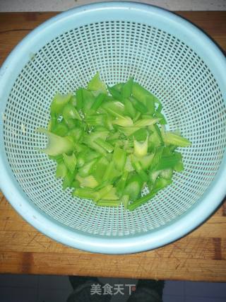 治愈系美食：西芹虾仁的做法步骤：4