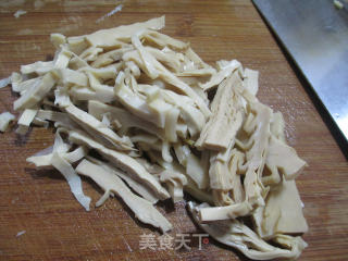 中翅油豆条烧水笋的做法步骤：2