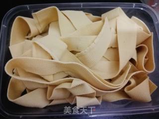 #团圆饭#金针菇千张煮羊肉卷的做法步骤：1