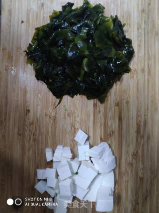 裙带菜豆腐汤的做法步骤：2