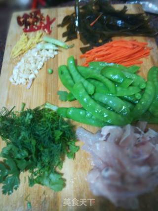 鱼腩炒荷兰豆的做法步骤：2