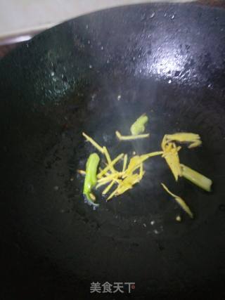 鱼腩炒荷兰豆的做法步骤：3