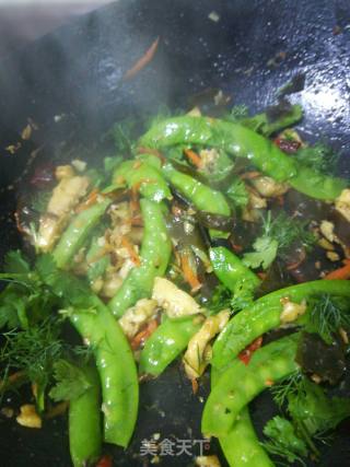 鱼腩炒荷兰豆的做法步骤：6
