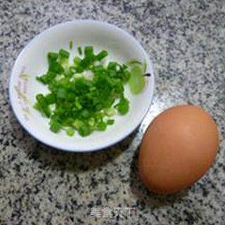 椒盐香葱玉米饼的做法步骤：2