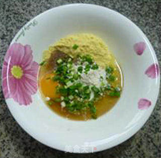 椒盐香葱玉米饼的做法步骤：5