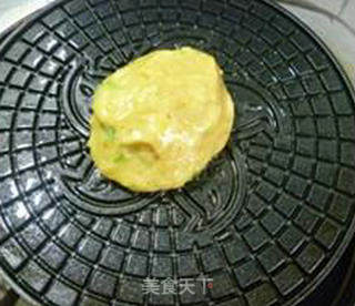 椒盐香葱玉米饼的做法步骤：7