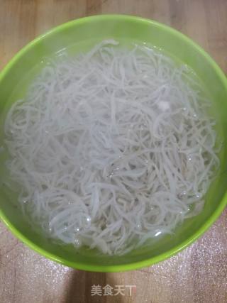 香辣银鱼干的做法步骤：1