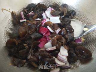 洋葱木耳炒鸡蛋的做法步骤：5