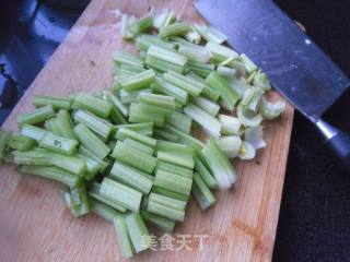 芹菜炖土豆的做法步骤：2
