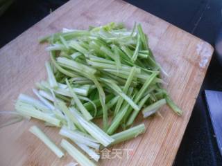 土豆丝炒芹菜的做法步骤：3