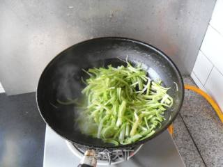 土豆丝炒芹菜的做法步骤：7