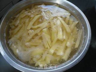 芹菜叶炖土豆的做法步骤：1
