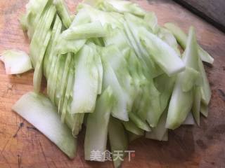 清炒西兰花根的做法步骤：2