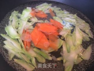 清炒西兰花根的做法步骤：4