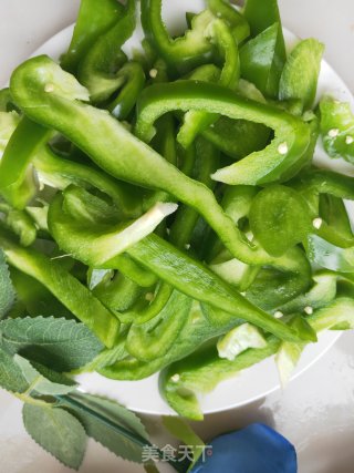 彩椒炒肉丝的做法步骤：1