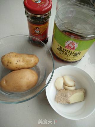 老干妈炒土豆丝的做法步骤：1