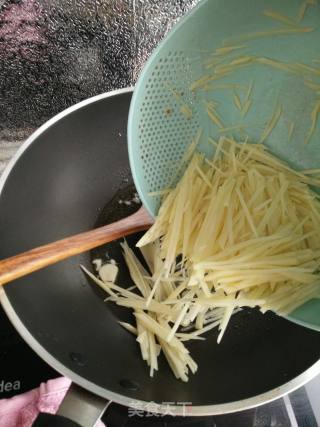 老干妈炒土豆丝的做法步骤：6