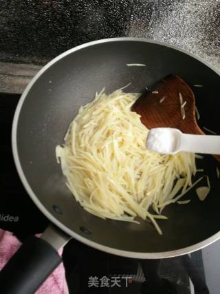 老干妈炒土豆丝的做法步骤：9