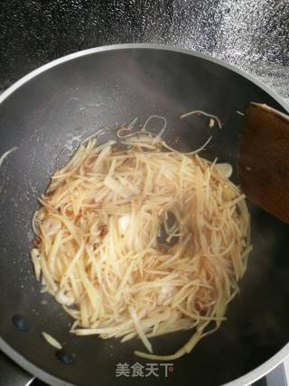 老干妈炒土豆丝的做法步骤：11