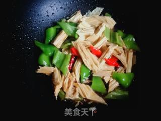 #团圆饭#辣椒炒腐竹的做法步骤：9