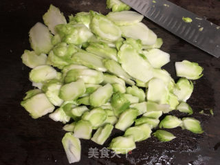 儿菜炒牛肉肠的做法步骤：2