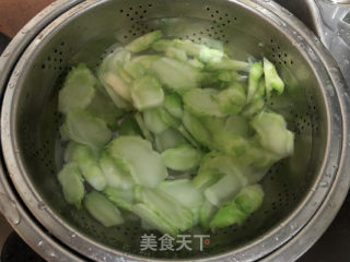 儿菜炒牛肉肠的做法步骤：4