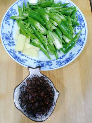 尖椒豆豉炒肉的做法步骤：2
