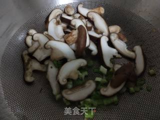 香菇炒鸡蛋的做法步骤：4