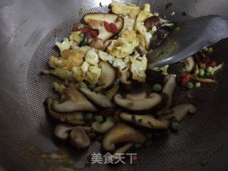 香菇炒鸡蛋的做法步骤：6