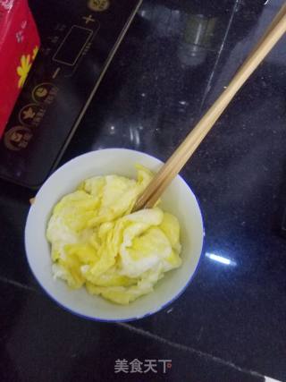 胡萝卜鸡蛋炒熟面的做法步骤：2