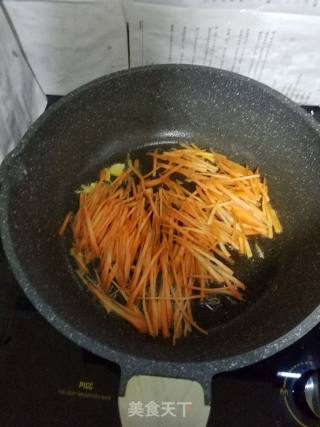 胡萝卜鸡蛋炒熟面的做法步骤：3