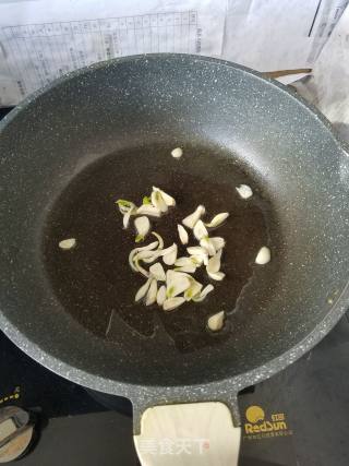 香菇炒粉条的做法步骤：3